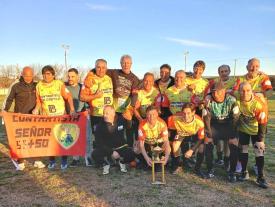Campeón a los 71: Juan Carlos Lemos levantó el trofeo en torneo de fútbol senior