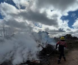 Salida de bomberos por incendio de ramas en volquetes municipales