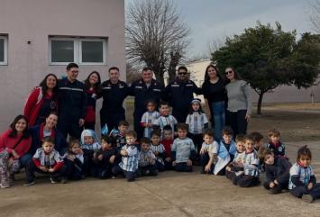 Invierno seguro: actividad conjunta entre bomberos y alumnos de jardín de infantes
