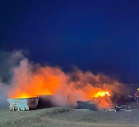 Salida de bomberos por incendio en volquetes ubicados en el camino a María Lucila