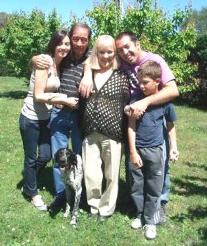 María Adela junto a Juan María, su padre; Estela, su madre; Juan Carlos, hermano; y Juan Ignacio, sobrino, hijo de Juan Carlos.
