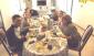En derredor de la mesa, de izquierda a derecha y de acuerdo al vínculo con Julia: Martín (hijo), su novia Mariana, Rakel (nuera), Jonathan (hijo), David (hijo), Melisa (hija) y la protagonista de hoy de 